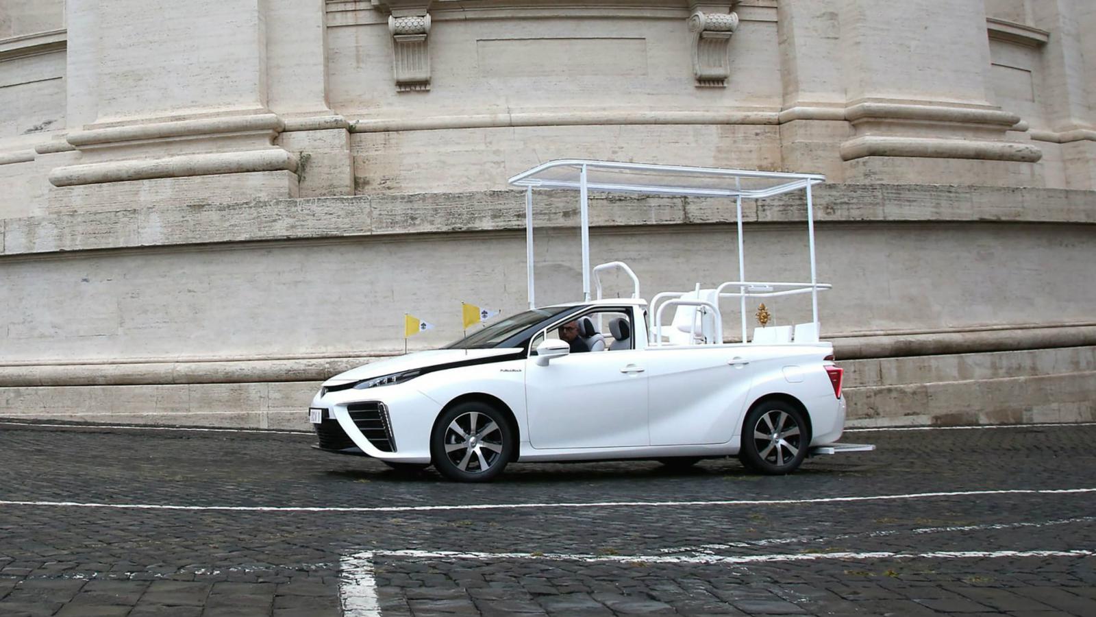 Toyota Mirai το νέο αυτοκίνητο του Πάπα